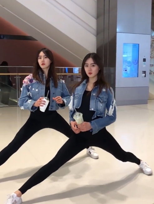 视频：抖音商场劈叉双胞胎大长腿美女意外走红  背景配乐是什么歌？
