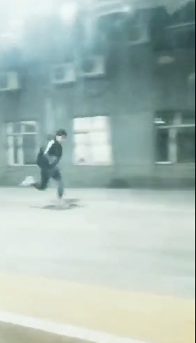 抖音追火车的少年是怎么回事？抖音少年为什么追火车？
